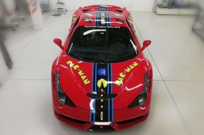 Sekujur tubuh Ferrari 458 Spesiale dihias decal unik bertema Pac-Man