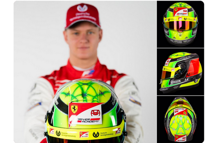 Mick Schumacher menunjukkan livery helm baru yang akan dipakainya di balap F2 tahun ini