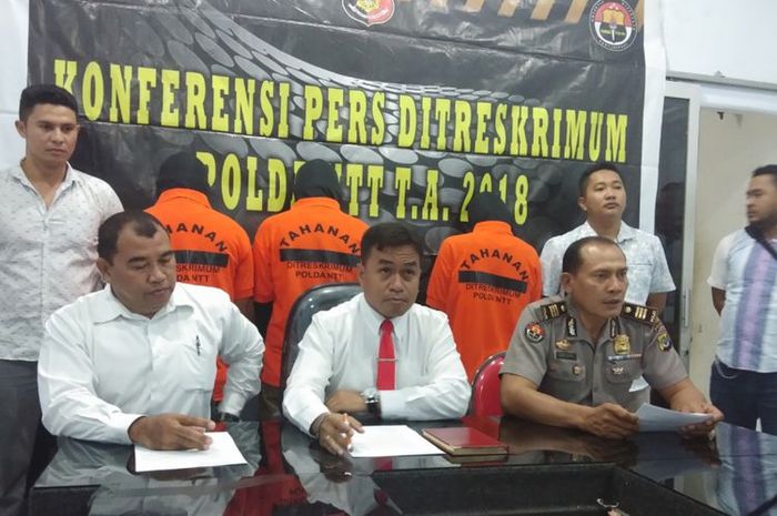 Polisi menggelar keterangan pers di Mapolda NTT. Tiga polisi gadungan mengenakan pakaian tahanan Polda NTT berwarna orange, Senin (11/6/2018)