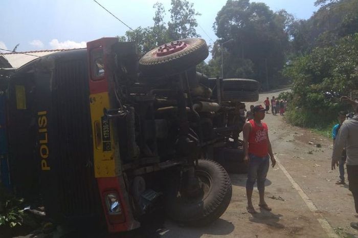 Truk satuan Brimob pengamanan Presiden Joko Widodo terguling di Mojokerto
