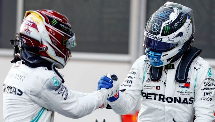 Lewis Hamilton memberi selamat kepada Valtteri Bottas yang menang di F1 Azerbaijan 2019