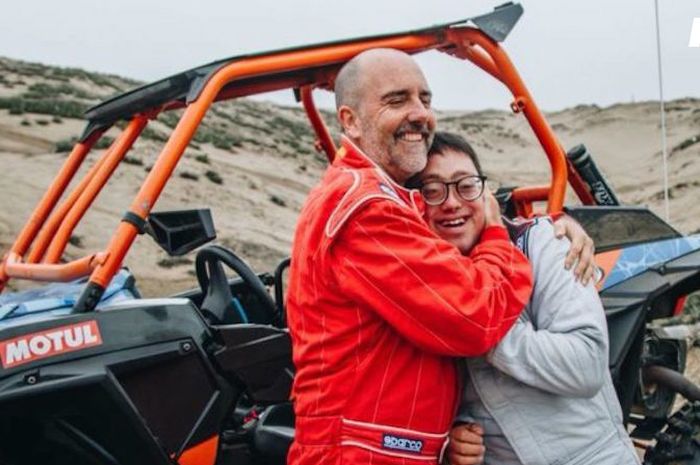 Lucas Barron (kanan) akan memandu ayahnya Jacques Barron di Reli Dakar 2019