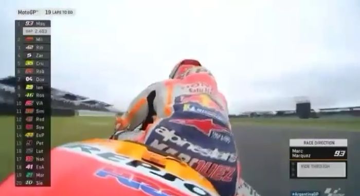 Lebih dari 1 lap baru keluar instruksi untuk Marc Marquez masuk pit lane