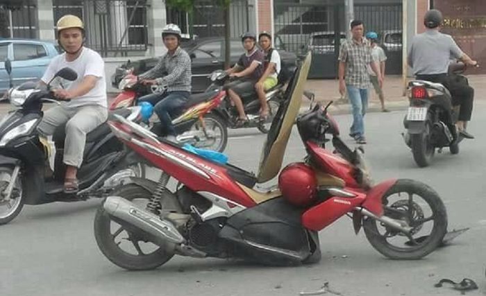 Diduga bobotnya melebihi kapasitas, motor yang digunakan pria kekar terbelah dua