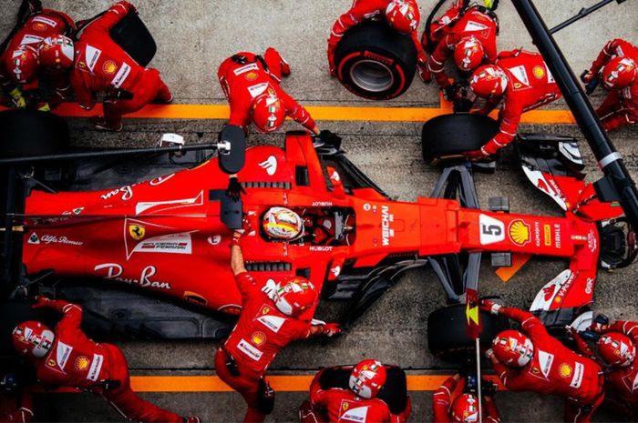 Sebastian Vettel dan timnya saat berada di sirkuit Sepang, Malaysia