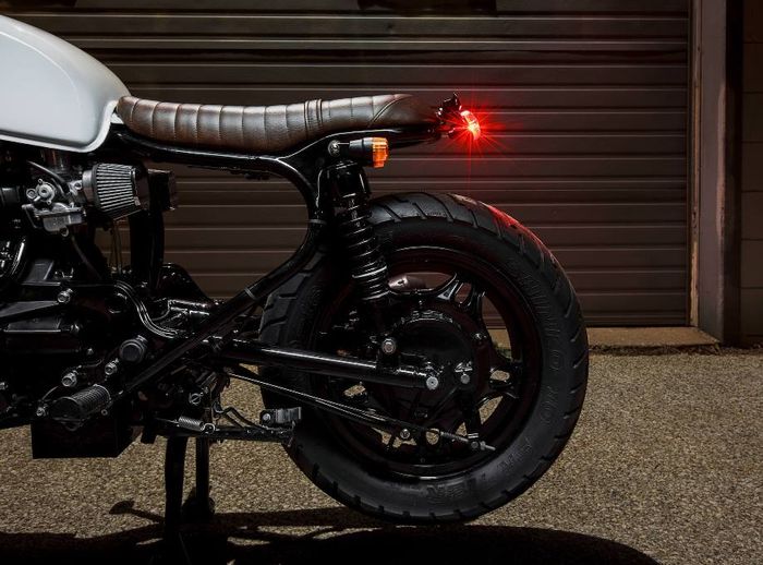 Honda CX500 Deluxe 1979 custom street tracker dari Midnight Oil Cycle Co.
