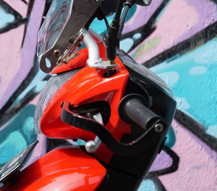 Handguard sebagai piranti pelindung area stang di Honda Spacy ini.