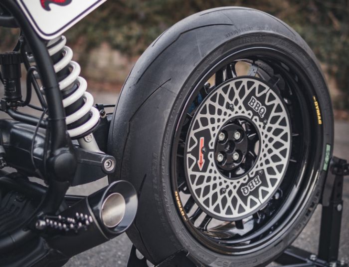 Pelek belakang diberi wheel dop ala pelek mobil BBS