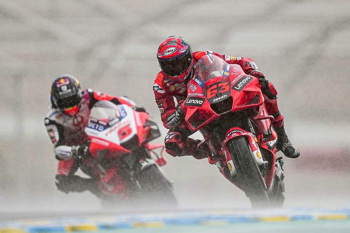 Francesco Bagnaia (depan) saat berlaga di MotoGP Perancis 2021 (16/05/2021) dalam kondisi hujan