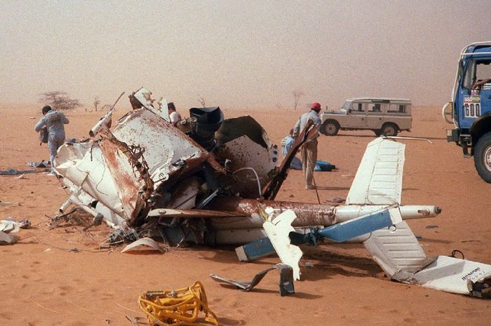 Reruntuhan helikopter yang menewaskan pendiri dan penitia Reli Paris-Dakar Thierry Sabine pada 1986
