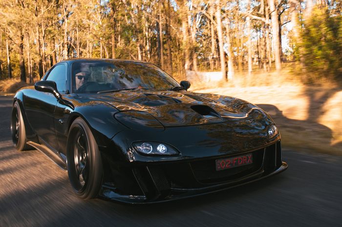 Modifikasi Mazda RX-7 serba hitam