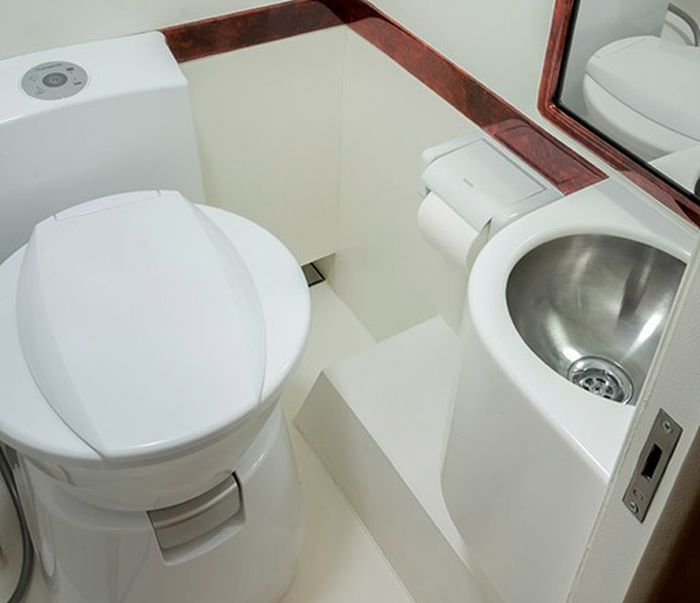 Toilet dikemas nyaman dengan closet, sink bahkan kaca 