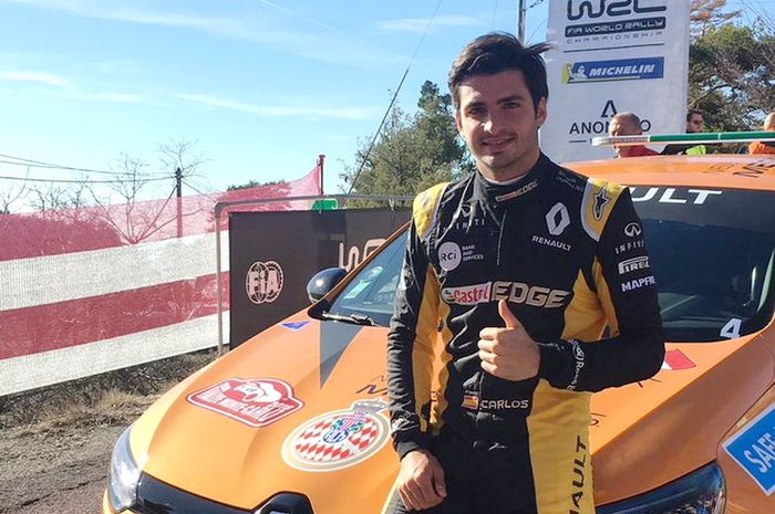 Carlos Sainz berpose di depan mobil Renault Megane R.S yang digunakannya pada reli Monte-Carlo 2018