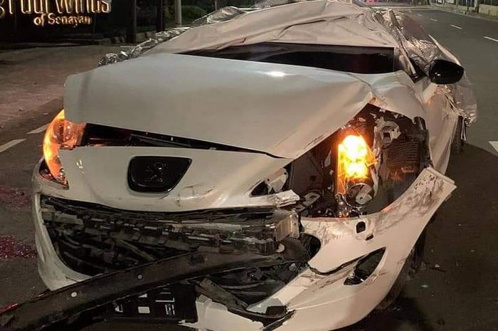 Peugeot 308 yang jadi korban arogannya pengendara Toyota Fortuner berpelat dinas Polri.