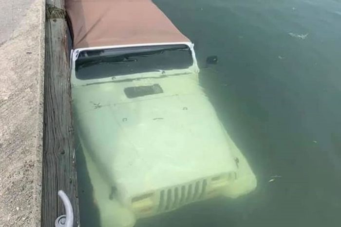 Jeep Wrangler ditemukan tenggelam di sebuah pelabuhan kecil.