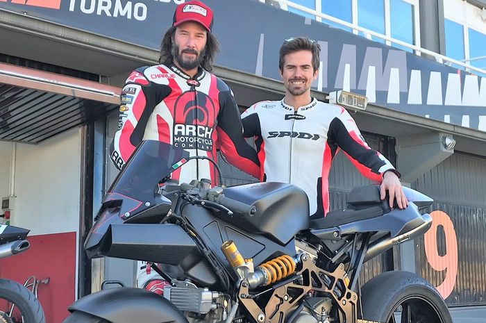 Keanu Reeves dengan Vyrus