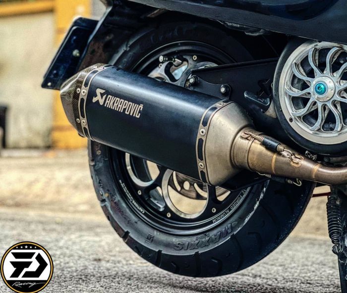 Sektor mesin mendapat exhaust system Akrapovic