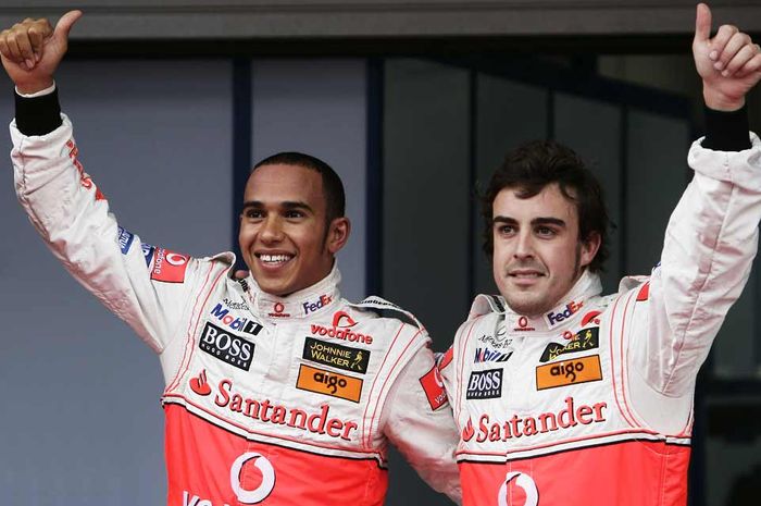 Lewis Hamilton (kiri) dan Fernando Alonso (kanan) tahun 2007