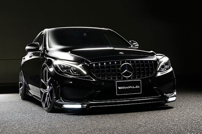 Modifikasi Mercedes-Benz C-Class hasil garapan Wald International, Jepang