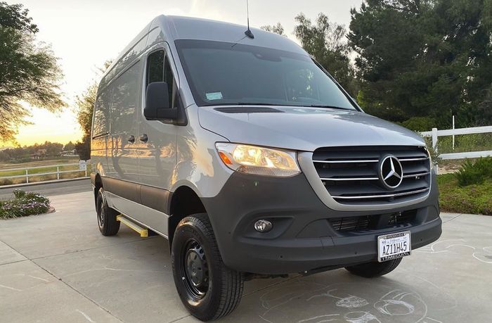 Mercedes-Benz Sprinter yang disulap jadi rumah berjalan