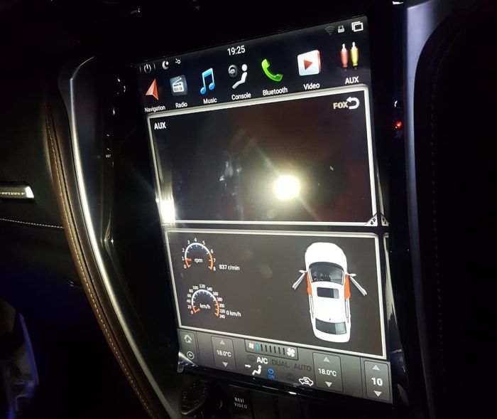 Head unit 12 inci terpasang di Toyota Fortuner baru.
