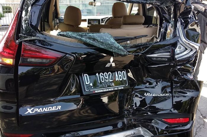 Bagian belakang Mitsubishi Xpander hancur setelah ditabrak bus Damri yang diduga alami rem blong