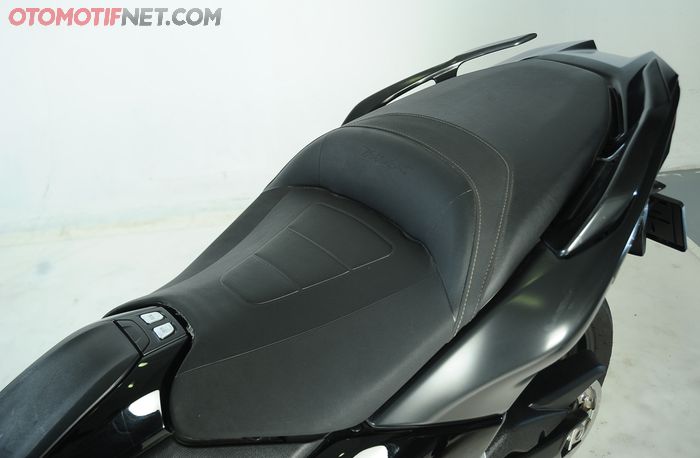Jok TMAX DX panjang dan lebar, di sisi depannya ada tombol pembuka jok dan tangki