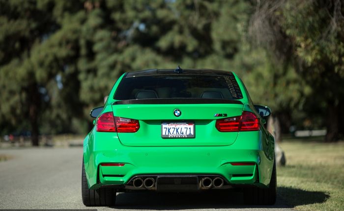 Tampilan belakang BMW M3 pakai kelir hijau