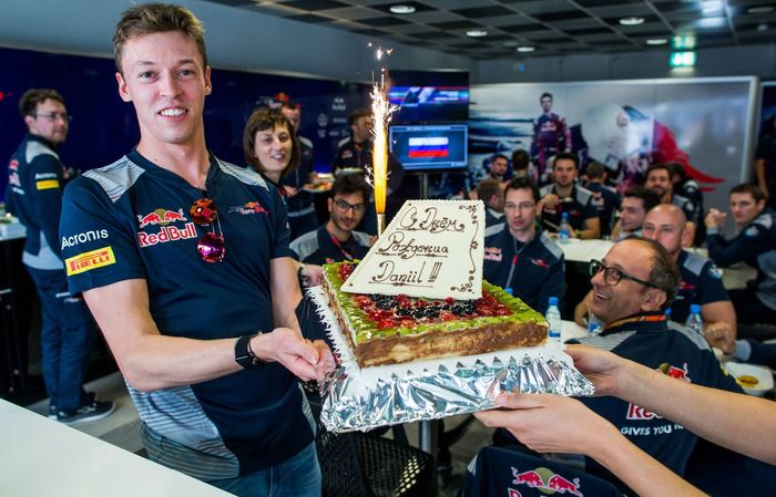 Daniil Kvyat saat merayakan ulang tahun ke-23, pada April 2017 bersama tim Toro Rosso