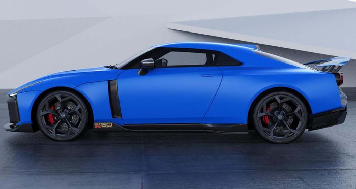 Tampilan samping Nissan GT-R50 warna bir u 