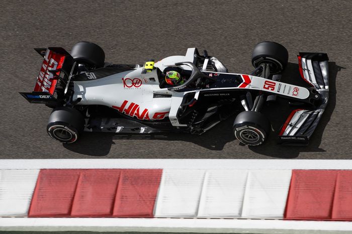 Mick Schumacher rmengemudikan mobil tim Haas tahun 2020. Mobil tim Haas untuk F1 2021 dikerjakan di markas tim di Banbury, Inggris