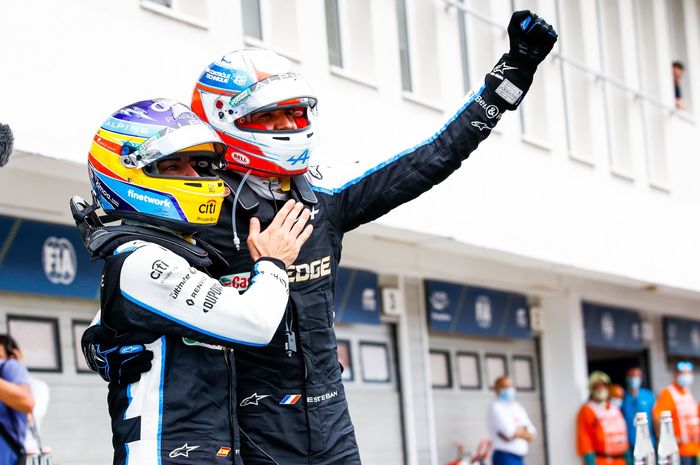 Fernando Alonso (kiri) merayakan keberhasilan Esteban Ocon meraih kemenangan pertama di F1 Hongaria 2021