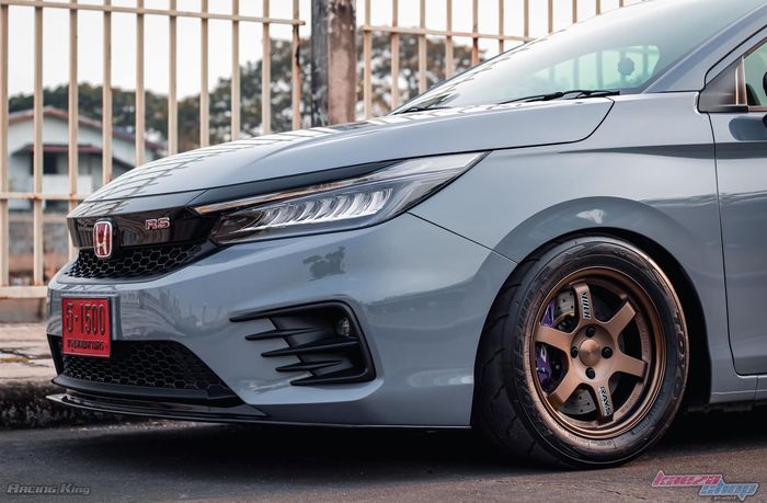 Tampilan depan Honda City Hatchback diberi sentuhan part karbon
