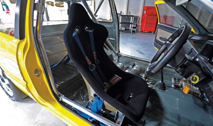 Bucket seat karbon dengan sabuk pengaman Simpson