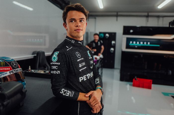 Test driver tim Mercedes, Nyck de Vries mengikuti sesi latihan bebas pertama atau FP1 F1 Prancis 2022