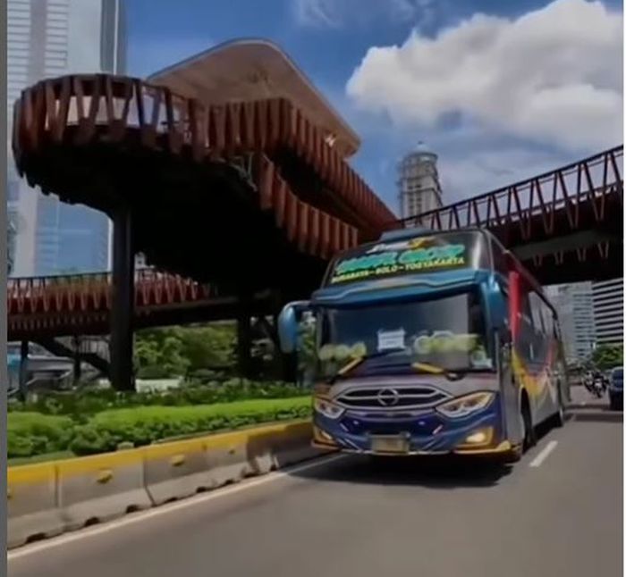 Bus PO Sugeng Rahayu asal Jawa Timur melewati jalanan DKI Jakarta