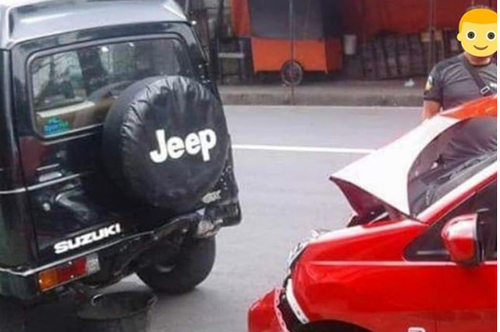 Kecelakaan Honda Brio baru tabrak Suzuki Katana