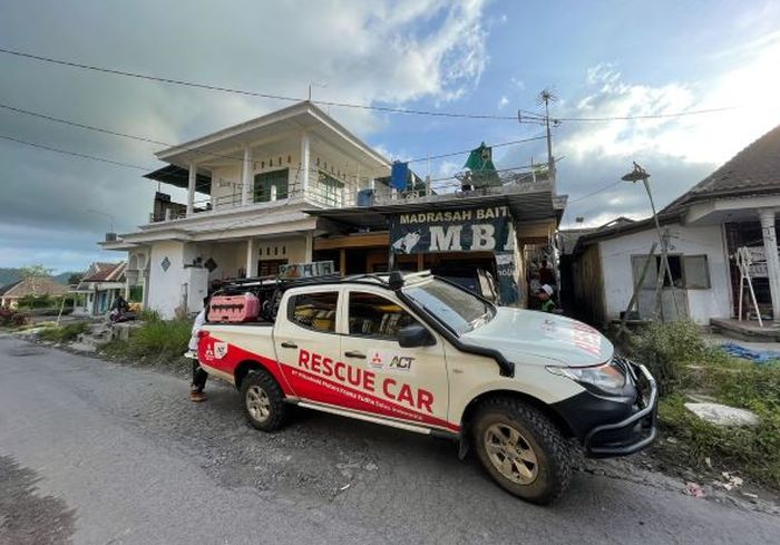 Mitsubishi Triton Rescue Car yang dikirim MMKSI untuk membantu masyarakat terdampak erupsi Gunung Semeru