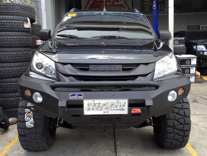 Tampilan depan Isuzu MU-X ubah pakai bull-bar berukuran ekstrem