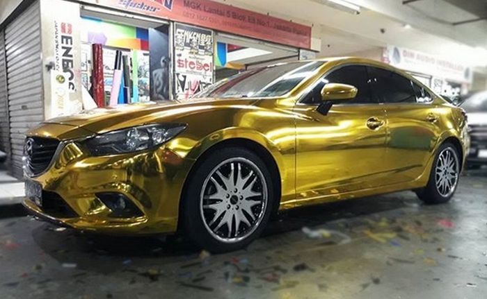 Mazda6 terbungkus full body wrapping warna emas