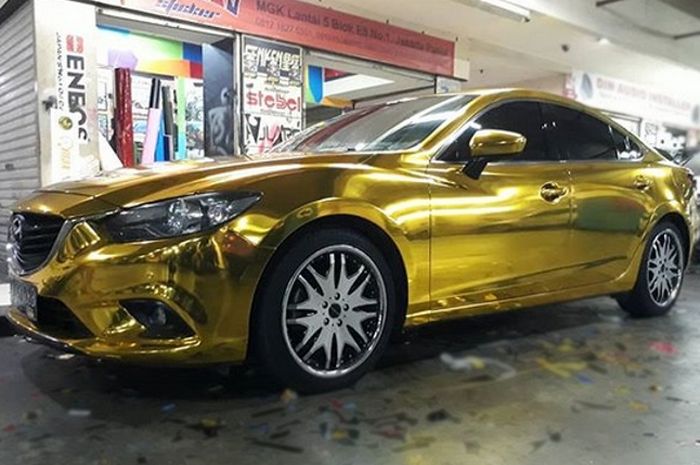 Mazda6 terbungkus full body wrapping warna emas