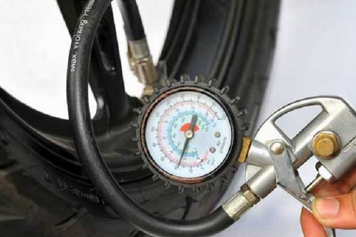 Ilustrasi ukur tekanan ban motor