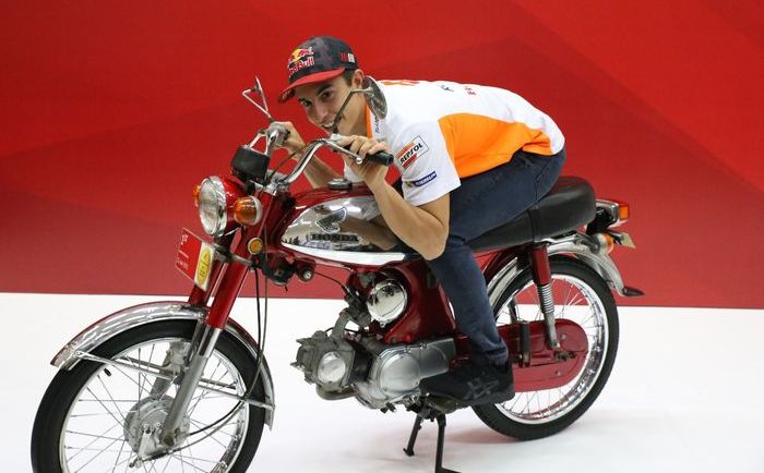 Marc Marquez di atas Honda S90Z
