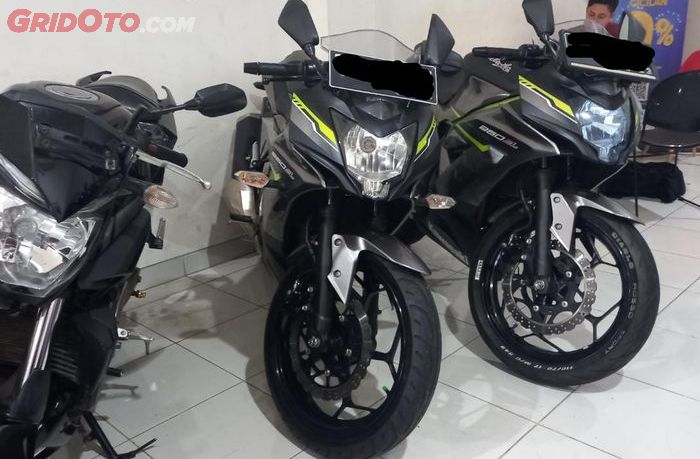 Kawasaki Ninja 250SL bekas di showroom KJV Motosport Bogor.