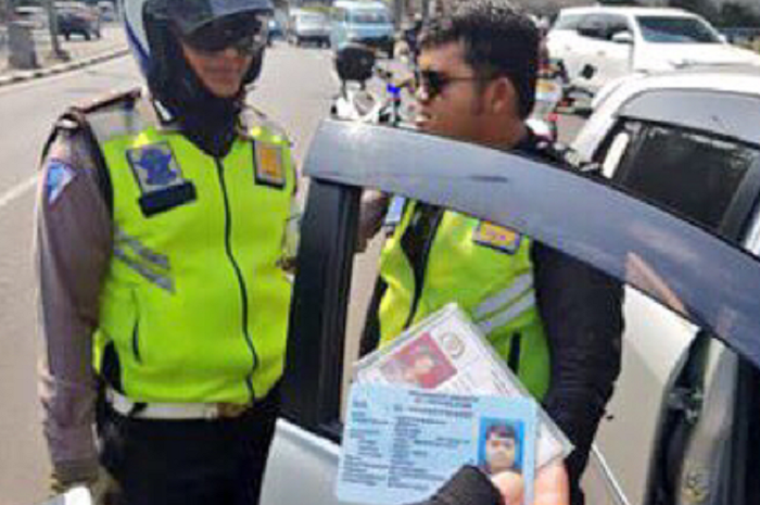 Polisi gadungan lakukan pungli di Flyover Casablanca, Jakarta Selatan, Minggu (15/07/2018)