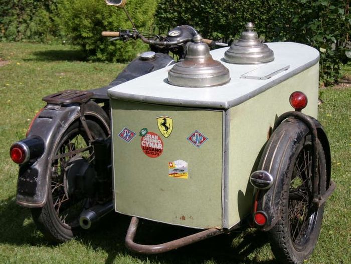 Musim hujan gini malah jualan es