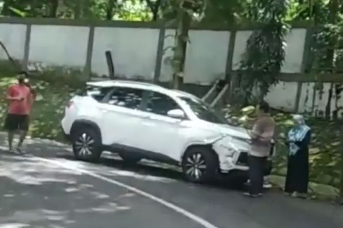 Kecelakaan Wuling Almaz dan motor di Sekaran, Gunungpati, Semarang, kawasan UNNES