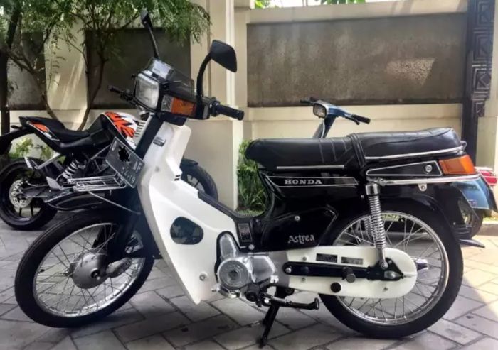 Honda Astrea 800 mengalami revisi pada desai, pelopor lampu sein belakang tidak terpisah