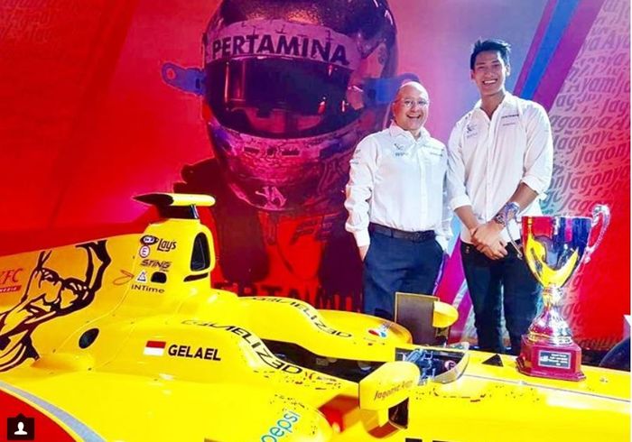 Irwan Mussry berfoto dengan pembalap kebanggan Indonesia, Sean Gelael