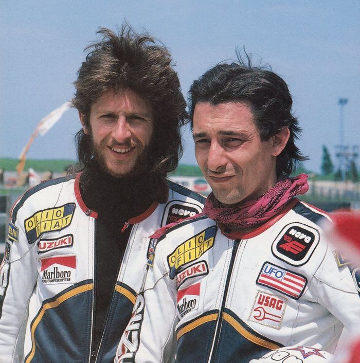 Graziano Rossi (kiri) dan rekan setimnya di tim Suzuki, Marco Lucchinelli pada grand prix balap motor 1980